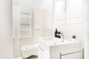 Bruser, hårtørrer, bidet, håndklæder