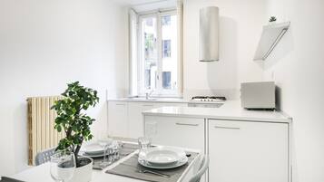 Réfrigérateur, micro-ondes, four, plaque de cuisson