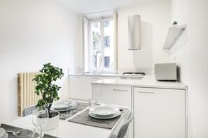 Kühlschrank, Mikrowelle, Ofen, Herdplatte