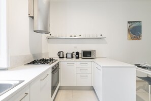 Fridge, microwave, oven, stovetop - Easylife - Classy apartment in Buenos Aires (Milano)