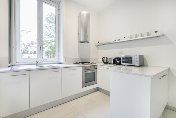 Kühlschrank, Mikrowelle, Ofen, Herdplatte