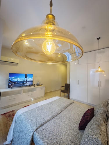 Cozy 1-bedroom apartment in wonderful Dar es Salaam with WiFi, AC