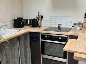 Een koelkast, een microgolfoven, een oven, een kookplaat
