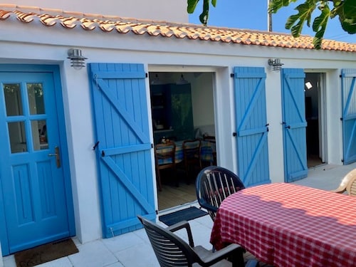 Single-story house in L'Herbaudière near beach and ports - 4 guests