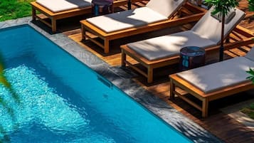 Piscine extérieure, chaises longues