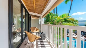 Habitación Premium, balcón, vista a la alberca | Vista del balcón