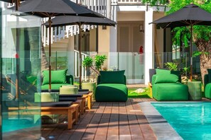 Una piscina al aire libre, tumbonas