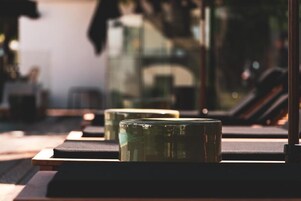 Una piscina al aire libre, sillones reclinables de piscina