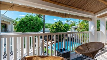 Kamar Superior, balkon, pemandangan kolam renang | Pemandangan balkon
