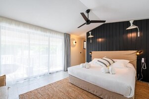 Minibar, caja de seguridad en la habitación y muebles diferentes 