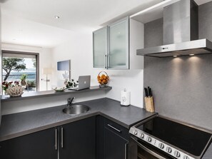 Microwave, oven, stovetop, dishwasher - 2-Bedroom Seafront Apartment in Roses, Pool, WiFi (Roses)