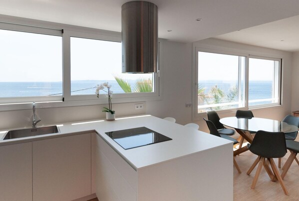 Microwave, oven, stovetop, dishwasher - Deluxe villa con piscina privada y vistas al mar ( ANCLA MAR nº1) (Roses)