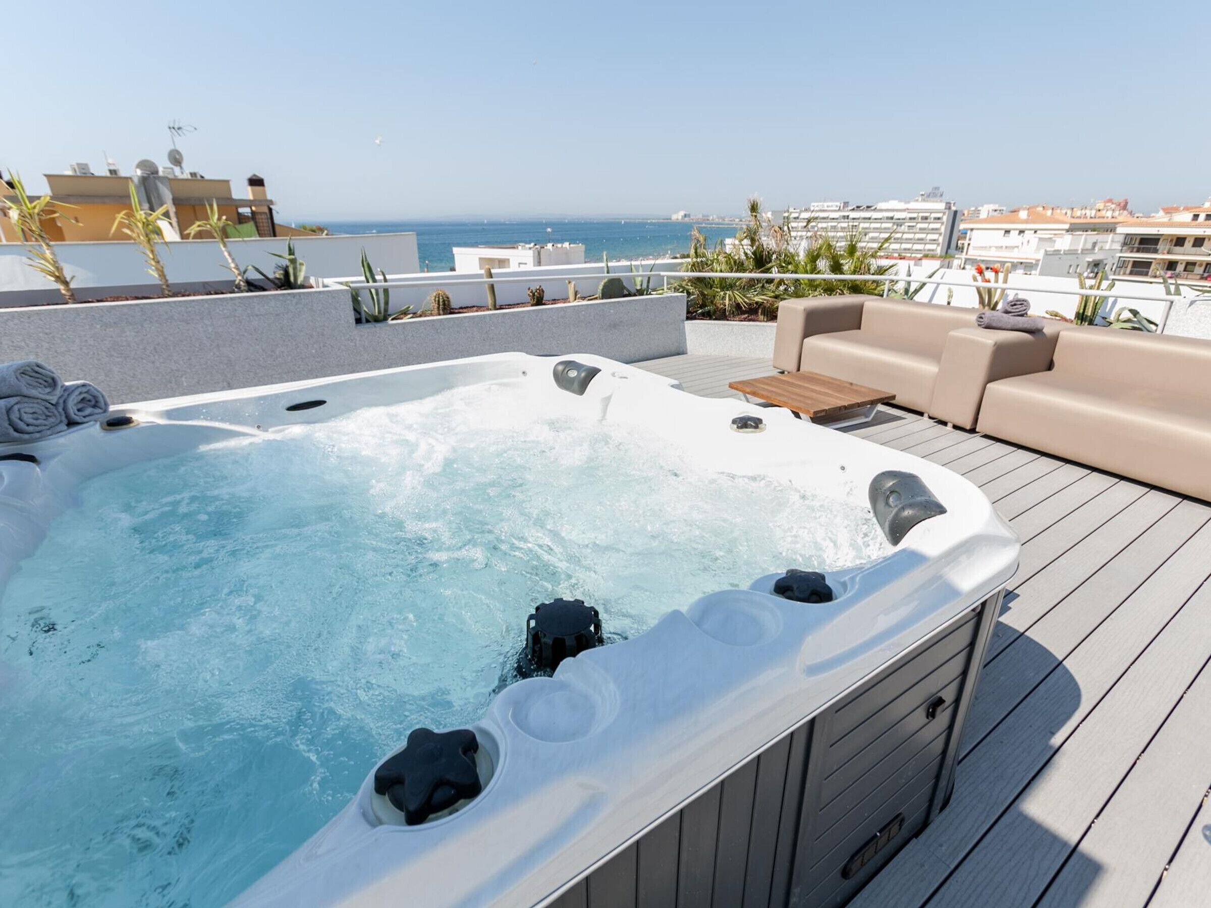Outdoor spa tub