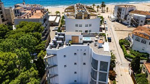 A coastal urban area with buildings, a beach, and a clear sky. - Modern Apartment in Roses - 2 Bedrooms, Near Beach (Roses)