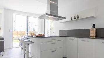Microwave, stovetop, dishwasher, coffee/tea maker