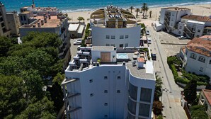 A coastal building with multiple balconies overlooking a beach. - Luxury apartment in Roses with jacuzzi, close to beach (Roses)