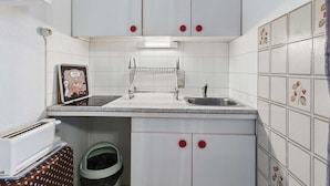 Cafetera y tetera, refrigerador, microondas y parrilla de estufa 