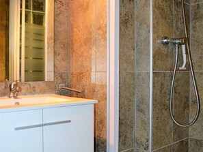 Bathroom - Central apartment with parking, sleeps 4 (Les Angles)