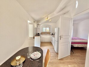 1 sovrum och sängkläder
