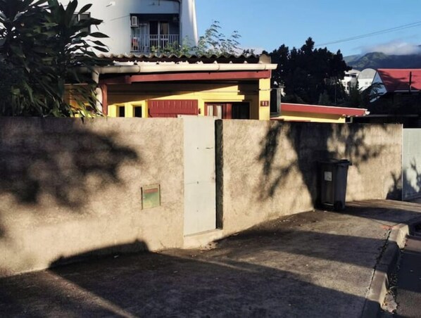 Exterior - Country in the city (Saint-Denis)