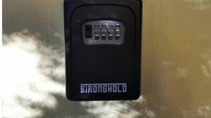 A black electronic keypad with the brand name "STRONGHOLD" on a metallic surface. - Country in the city (Saint-Denis)