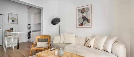 Lägenhet - 2 sovrum - kök - utsikt mot staden | Vardagsrum | 55-tums smart-tv med digitalkanaler, böcker och streamingtjänster