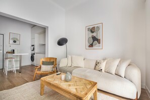 Departamento, 2 habitaciones, cocina, vista a la ciudad | Sala de estar | Smart TV, libros, servicios de streaming y oficina 