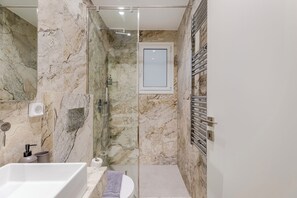 Apartment, 2 Bedrooms, Kitchen, City View | Bathroom | Shower, rainfall showerhead, free toiletries, hair dryer