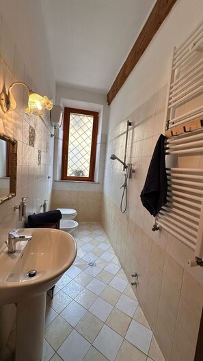 Dusj, hårføner, bidé og håndklær