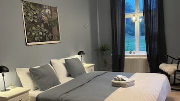 Habitación Premium con 1 cama matrimonial o 2 individuales | Decoración personalizada, muebles diferentes y wifi gratis