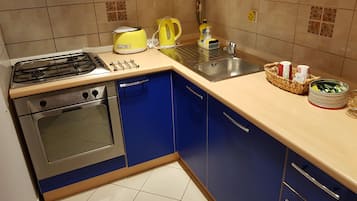 Een koelkast, een oven, een kookplaat, een vaatwasser