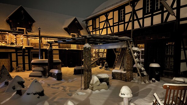 A snow-covered outdoor area with a wooden structure, snow-covered trees, and a bench. - Vacation apartment/house with 2 bedrooms in the historic Vierkanthof (Mechernich)