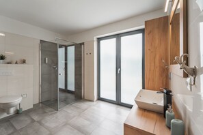Douche, sèche-cheveux, serviettes fournies, savon