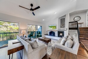 Smart TV, fireplace, books, offices - Kies Poolside Mountain Villa -- Prime Location Near Downtown Helen (Sautee Nacoochee)