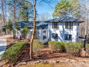 Exterior - Kies Poolside Mountain Villa -- Prime Location Near Downtown Helen (Sautee Nacoochee)