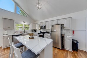 Fridge, microwave, oven, stovetop - Porchside Getaway – Spacious Helen Home with Hot (Helen)