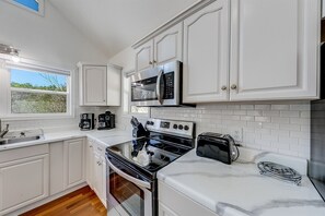 Fridge, microwave, oven, stovetop - Porchside Getaway – Spacious Helen Home with Hot (Helen)