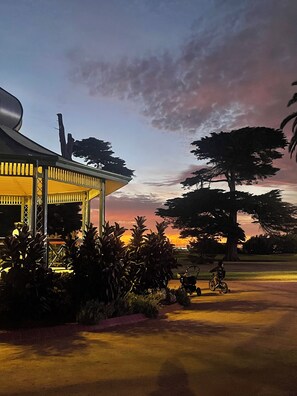 Catarni Gardens across the road - Location Location Location.  Everything St Kilda offers is here (Saint Kilda West)