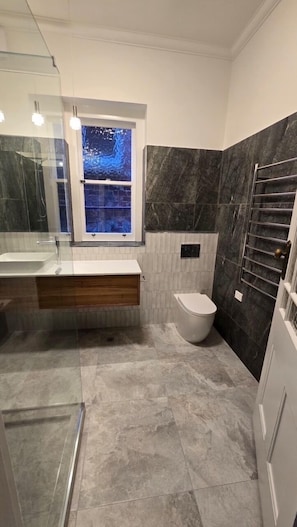 Douche, sĂšche-cheveux, serviettes fournies, savon