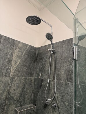 Dusche, Haartrockner, Handtücher, Seife