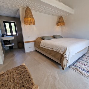 5 bedrooms, in-room safe, iron/ironing board, free WiFi