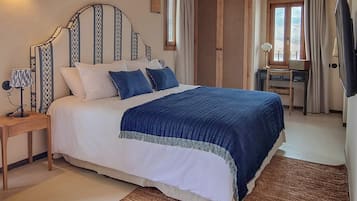 Superior suite, uitzicht op bergen | Woonruimte | Een 43-inch smart-tv met digitale zenders en streamingdiensten