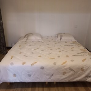 3 chambres, fer et planche à repasser, lit de bébé portatif, Wi-Fi