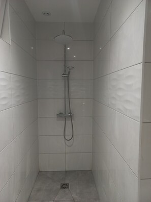 Haartrockner, HandtĂŒcher, Seife, Shampoo