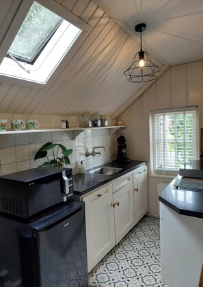 Frigorifero, microonde, forno, piano cottura