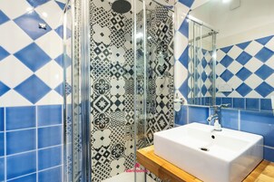 Habitación doble | Baño | Ducha, secador de pelo, toallas y jabón