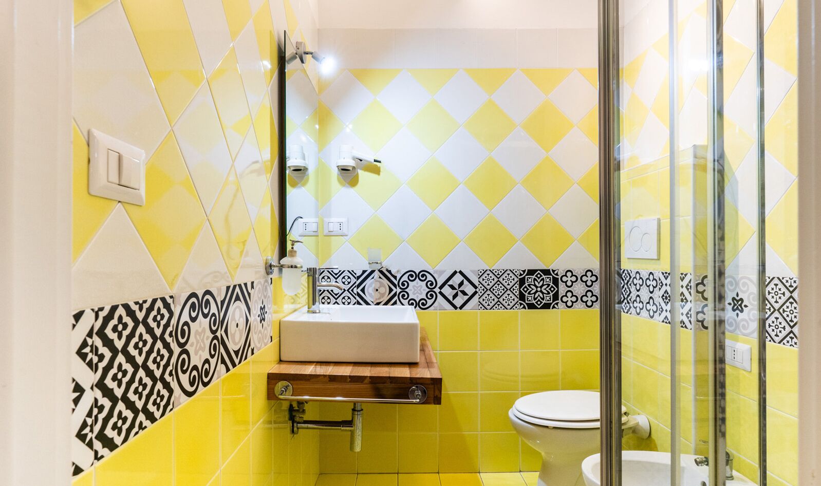 Chambre Double | Salle de bain | Douche, sèche-cheveux, serviettes fournies, savon