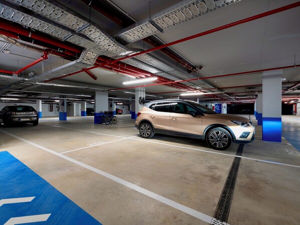 A multi-level parking garage with cars parked in designated spaces. - beachfront bliss & spa (Armação de Pêra)