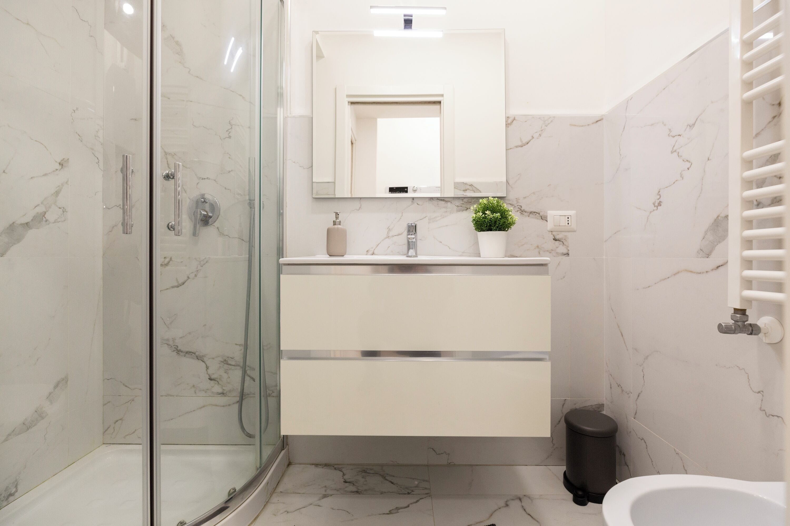 Comfort-lejlighed | Badeværelse | Bruser, gratis toiletartikler, hårtørrer, håndklæder