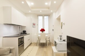 Comfort appartement | Privékeuken | Een koelkast, een magnetron, een oven, een kookplaat